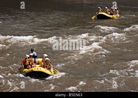 Rafteurs sur l'Ocoee River dans la région de East Tennessee Banque D'Images