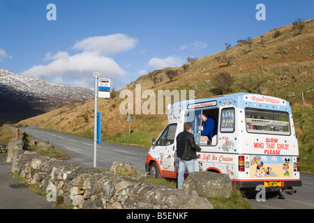 Ice cream van Cynnyd à nant sur route avec l'homme l'achat dans le parc national de Snowdonia. Nant Gwynant Gwynedd au nord du Pays de Galles au Royaume-Uni. Banque D'Images