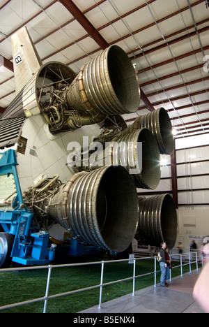 Principaux moteurs de massive d'appoint la fusée Saturn V utilisées dans l'espace Apollo les missions vers la lune au Johnson Space Center Banque D'Images