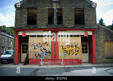 Graffiti sur une boutique à bord qui se lit, "Jésus revient, sembler occupé." Banque D'Images