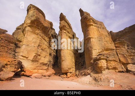 Les colonnes de Salomon tsar d'énormes rochers de la forme insolite de Timna Park en Israël Banque D'Images