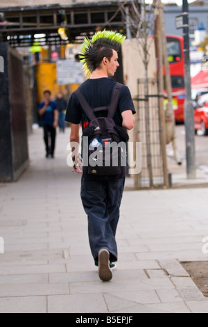 Londres Camden Lock & Stables , marché , homme garçon aux cheveux vert et jaune style cockscomb balades par marché Banque D'Images