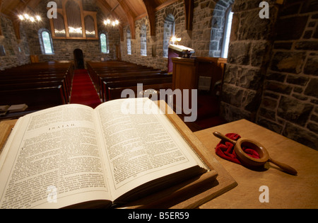 Autel dans une petite église rurale dans les Highlands en Écosse avec la sainte bible sur un stand et d'adorer le Seigneur message Banque D'Images