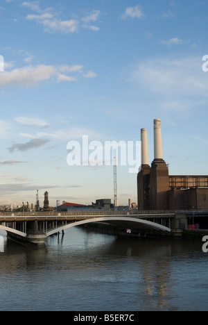 Une image de Battersea Power Station prises à partir de Chelsea Bridge à la recherche de l'autre côté de la rivière Thames avec ciel bleu et nuages Banque D'Images