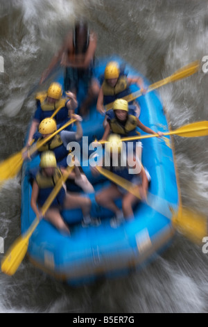 Rafteurs sur l'Ocoee River dans la région de East Tennessee tiré sur une vitesse d'obturation lente pour montrer circulation Banque D'Images