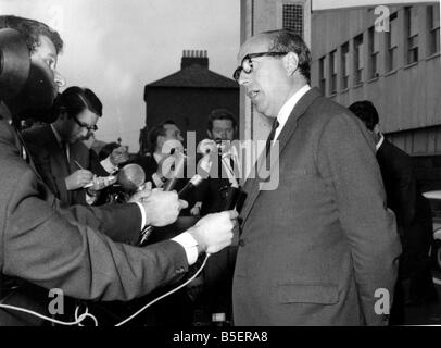 Meurtre Crime Braybrook Street Massacre 12 Août 1966 Trois policiers sergent-détective Christopher Tippett Head 30 et temporaire le détective David Bertram Wombwell 25 et agent de police Geoffrey Roger Fox 41 ont été abattus après avoir enquêté sur un Standard Vanguard estate blue van stationné dans la rue avec trois hommes assis à l'intérieur Harry Maurice Roberts John Edward Jack Witney et John Duddy ont été déclarés coupables de meurtre leur photo montre Roy Jenkins le ministre de l'intérieur parle aux journalistes à l'extérieur de Shepherd Bush s après la visite de la station de police chargés de la Banque D'Images