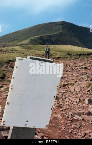 Fait à la main un panneau près du sommet du Pen Y Fan dans les Brecon Beacons qui lit de la page Banque D'Images
