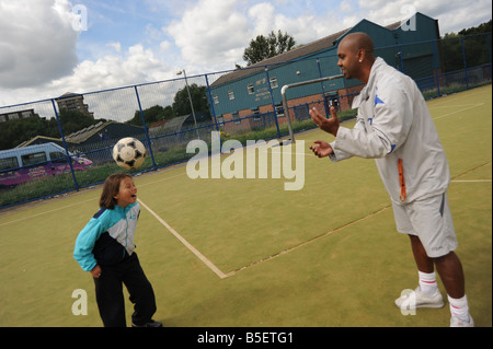 Session de formation de football avec le Bolton Wonderers pour les enfants, Bolton, Greater Manchester, UK Banque D'Images