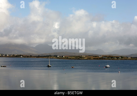 La baie de Roundstone Le Mamturk montagnes en arrière-plan Roundstone le Connemara, comté de Galway Irlande Banque D'Images