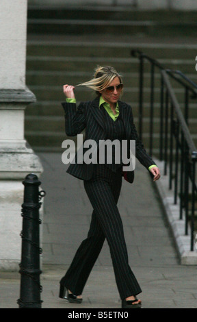 Heather Mills père a prédit qu'elle va quitter la Grande-Bretagne après son divorce de Sir Paul McCartney je pense qu'elle ll aller à l'étranger et puis seulement lentement disparaître dans l'obscurité a déclaré Mark Mills dans un entretien cité par l'agence de presse Actualités de l'Association Les mccartney sont signalés à être près de parvenir à un règlement à leur audience de divorce qui entre dans sa troisième journée à la Haute Cour de Londres Banque D'Images