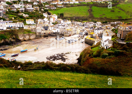 Tintagel Cornwall England UK bateaux de pêche dans le port et la vieille ville Banque D'Images