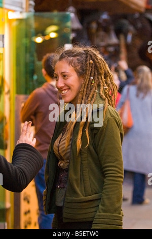 London Camden Stables Market jolie femelle fille ou dame smiling teenage girl adultes avec des dreadlocks blondes à un ami chats Banque D'Images