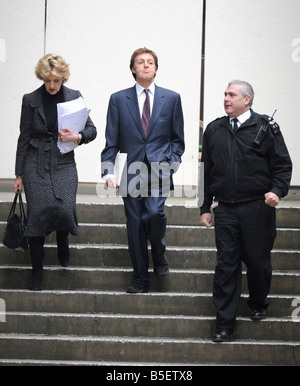 Sir Paul McCartney et sa soliciter Fiona Shackleton arrivent à la Haute Cour pour une autre journée à l'audience de divorce avec Heather Mills Banque D'Images