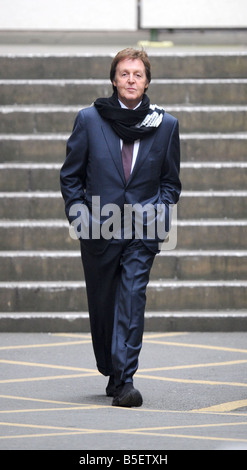 Sir Paul McCartney et sa soliciter Fiona Shackleton arrivent à la Haute Cour pour une autre journée à l'audience de divorce avec Heather Mills Banque D'Images