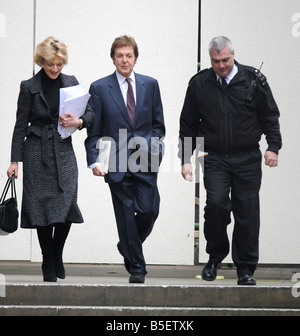 Sir Paul McCartney et sa soliciter Fiona Shackleton arrivent à la Haute Cour pour une autre journée à l'audience de divorce avec Heather Mills Banque D'Images