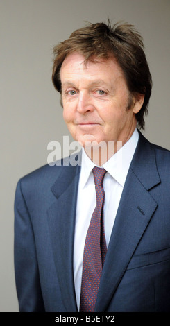 Sir Paul McCartney et sa soliciter Fiona Shackleton arrivent à la Haute Cour pour une autre journée à l'audience de divorce avec Heather Mills Banque D'Images