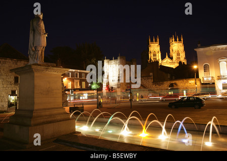 Ville de York, en Angleterre. Vue nocturne de la William Etty statue et fontaine de la place de l'exposition. Banque D'Images