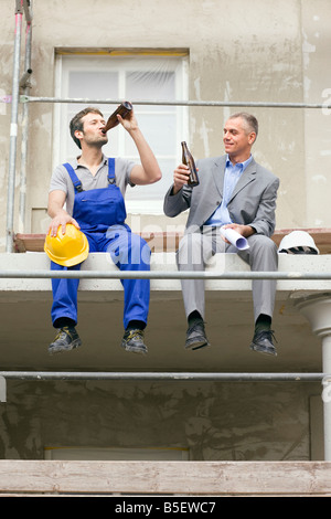 Architecte et travailleur de la construction sur site, en faisant une pause Banque D'Images