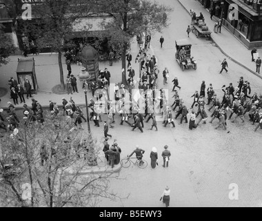 British volontaires pour la Légion étrangère française marche dans les rues de Paris, France pendant la Première Guerre Mondiale 1914 sept. Banque D'Images