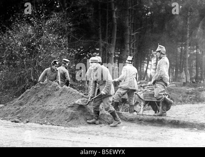 Prisonniers de guerre allemands de prendre une route dans le quartier d'Aldershot, le sud de l'Angleterre pendant la Première Guerre mondiale vers 1914 nov. Banque D'Images