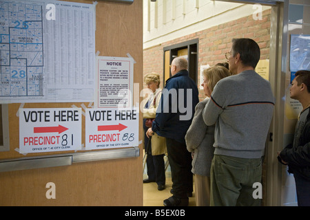 Les électeurs du Michigan Warren à une section de Macomb Comté le jour de l'élection lors de l'élection présidentielle de 2008 Banque D'Images