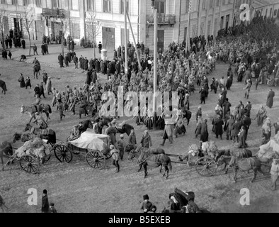 Dernière ligne de recrues appelées entrer en action. Les troupes belges marching down street.;1914;74-87 Septembre Banque D'Images