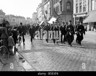 Dernière ligne de recrues appelées entrer en action. Les troupes belges marching down street.;1914;74-87 Septembre Banque D'Images