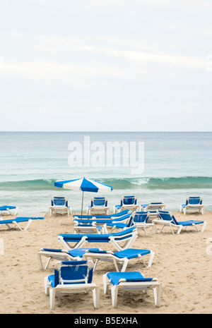 Beaucoup de chaises de plage sur un jour nuageux sur la plage à Benidorm espagne Banque D'Images