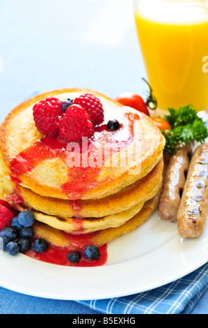 Petit-déjeuner de crêpes au babeurre avec saucisses et les baies fraîches Banque D'Images