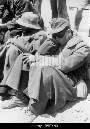 Prisonniers de guerre allemands qui ont été capturés dans le désert occidental de l'Afrique par les forces alliées, attendre un transport pour les emmener dans un camp de prisonniers durant la Seconde Guerre mondiale. ;Mai 1941 ; Banque D'Images