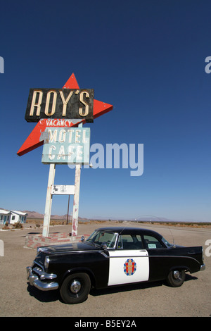 Roy's Motel Café à Amboy, Californie, USA. Sur l'historique Route 66. Avec 1960 voiture de police Banque D'Images