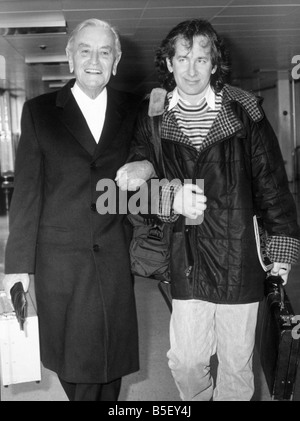 Sir David Lean et Steven Spielberg à l'aéroport Heathrow de Londres.;20 Mars 1985;Directeur de Film;bras dessus bras dessous;85/1542 Banque D'Images