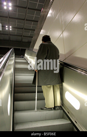 Vieil homme sur un escalator, Berlin, Allemagne Banque D'Images