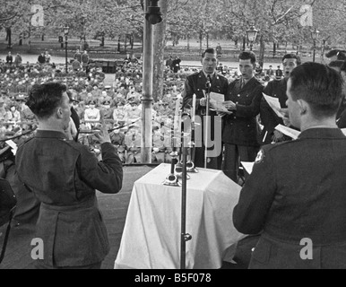 Des soldats de l'armée américaine chœur chantant lors d'un Dimanche de Pâques service à un kiosque dans Hyde Park pendant la seconde Banque D'Images