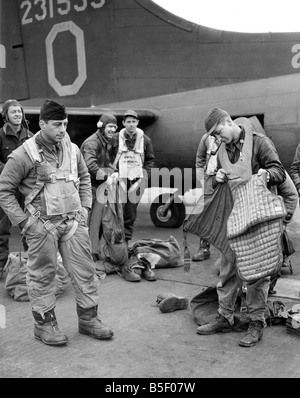 Un artilleur de la taille de la 8e Armée américaine Air Force préparer son armure veste plaqué avant de monter à bord d'un B17 Flying Fortress bomberat une base en Angleterre pour un bombardement camapign sur la France occupée pendant la Seconde Guerre mondiale Mars 1944 Banque D'Images