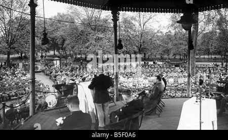 Des soldats de l'armée américaine chœur chantant lors d'un Dimanche de Pâques service à un kiosque dans Hyde Park pendant la seconde Banque D'Images