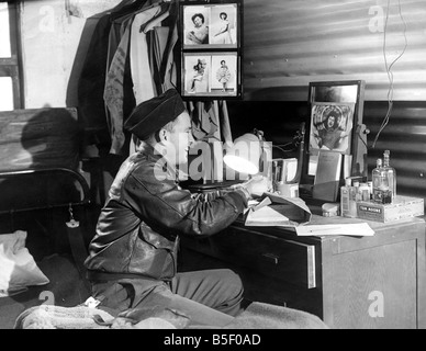 La 8e Armée américaine les troupes de l'Armée de l'air américaine en Angleterre, membre de l'équipage de l'air Lieutenant Daniels clôture d'une parcelle d'être envoyé à la maison à son amie de retour aux États-Unis pendant la seconde guerre mondiale Mars 1944 Banque D'Images