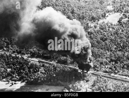 R.A.F Libérateurs bombarder un train japonais à 15 miles au sud de l'ANIM, sur la ligne de chemin de fer Pegu-Ye en Birmanie. Le train transportait le retrait des troupes japonaises et l'approvisionnement en pétrole.;13 juin 1945. Banque D'Images