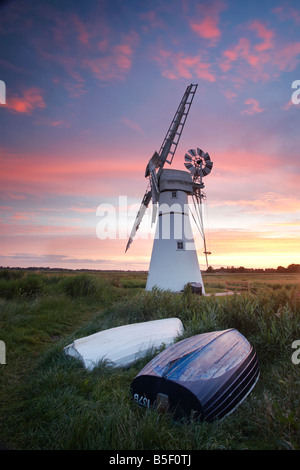 Un spectaculaire lever du soleil d'été sur le Moulin Derrière Thurne Norfolk et Suffolk Broads Banque D'Images