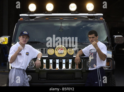 Ricky Hatton et Aldo Rios vu ici debout devant des Hummvee location Hummer pour promouvoir leur super-légers titre lutte Septembre 2003 Banque D'Images