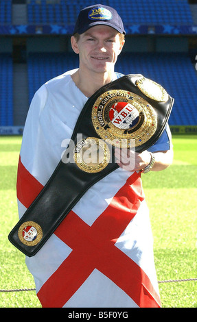 Ricky Hatton vu ici tenir sa ceinture de l'UMA qu'il défendra son titre en lutte contre Aldo Rios à Manchester Septembre 2003 Banque D'Images