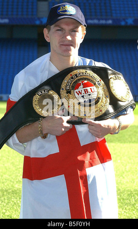 Ricky Hatton vu ici tenir sa ceinture de l'UMA qu'il défendra son titre en lutte contre Aldo Rios à Manchester Septembre 2003 Banque D'Images