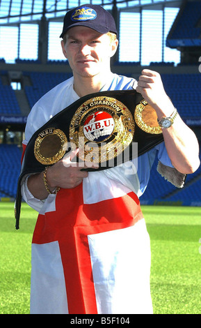 Ricky Hatton vu ici tenir sa ceinture de l'UMA qu'il défendra son titre en lutte contre Aldo Rios à Manchester Septembre 2003 Banque D'Images