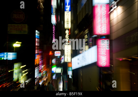 Effet de zoom burst enseignes néon dans les rues de Shibuya, Tokyo, Japon Banque D'Images