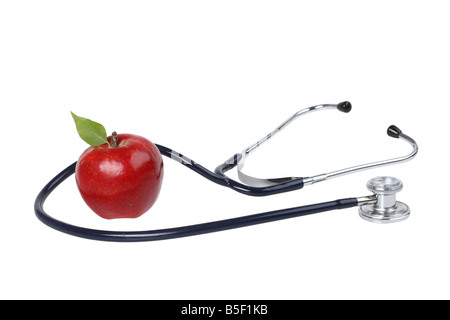 Stéthoscope et découpe pomme rouge sur fond blanc Banque D'Images