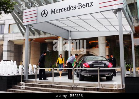 Mercedes-Benz CL600 sur l'écran en face de l'hôtel The Westin Bund Center Shanghai en Chine Banque D'Images