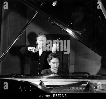 Yehudi Menuhin, violoniste célèbre photo de l'Raerdon Smith salle de conférence où il a fait un récital de musique de Mozart, Bach et Beethoven Debussy Il était accompagné de sa sœur Hephzibah au piano 10 juin 1964 Courrier de l'Ouest et de l'écho de droit d'auteur Banque D'Images