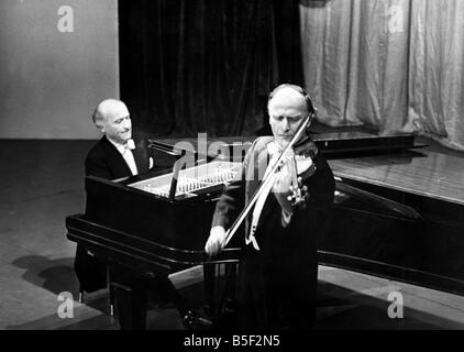 Yehudi Menuhin, violoniste célèbre photo de la nouvelle Le Nouveau Théâtre Cardiff avec son accompagnateur le célèbre pianiste hongrois Louis Kentner 26 mai 1969 Courrier de l'Ouest et de l'écho de droit d'auteur Banque D'Images