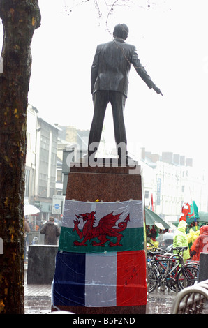 Sport rugby Pays de Galles v France Grand Slam showdown entre le Pays de Galle et la France au Millenium Stadium Cardiff 15 mars 2008 Photo prise à Cardiff Queen Street montrant Aneurin Bevan statue drapped avec le Welsh et drapeau Français Photo par Peter Bolter, Media Pays de Galles Banque D'Images