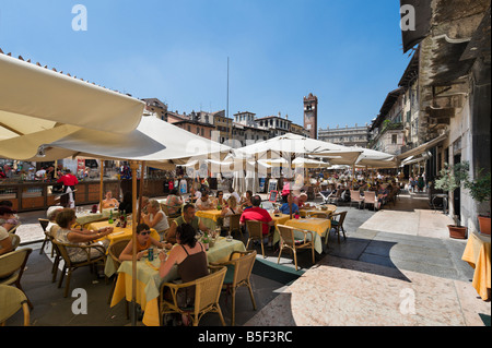 Café de la rue de la Piazza delle Erbe, Vérone, Vénétie, Italie Banque D'Images